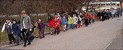 Kinder am Weg zur Volksschule Draburg