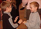 Zwei Jungs beim Tanz