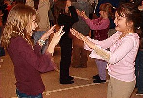 Beim Tanz lernen die Kinder einander kennen